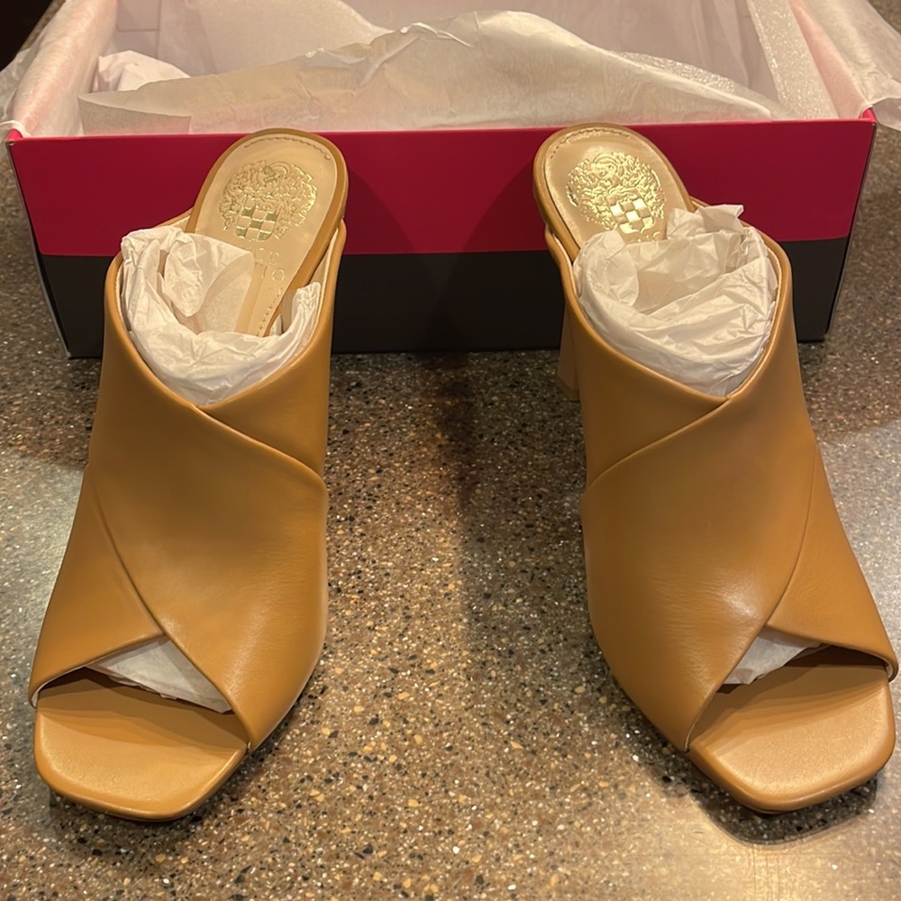 SIZE 8.5/39 VINCE CAMUTO “AVERESSA” MULE SANDAL  SPICED SAND VINTAGE VACHETTA
